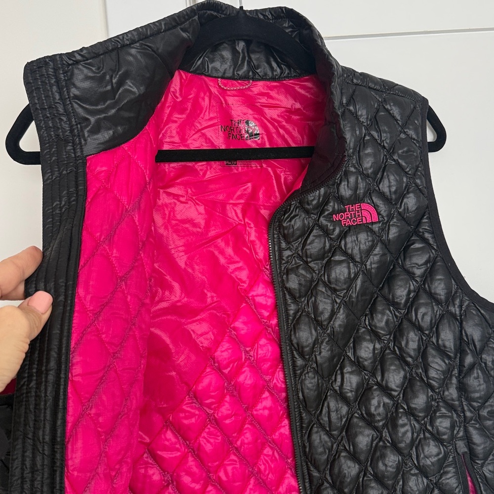 The North Face Black Quilted Vest with Pink Accents size xl - Picture 3 of 6